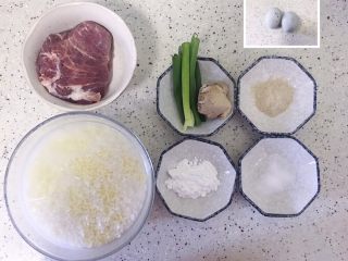 1、暖胃皮蛋瘦肉粥,准备好所有食材