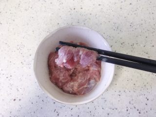 4、暖胃皮蛋瘦肉粥,腌好的猪肉丝静止备用