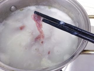 7、暖胃皮蛋瘦肉粥,20分钟后米已经非常软烂，把猪肉丝一条一条的下入锅中