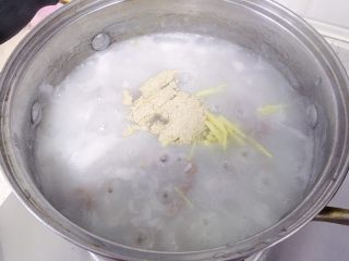 8、暖胃皮蛋瘦肉粥,放入姜丝、盐和胡椒粉