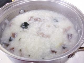 9、暖胃皮蛋瘦肉粥,搅拌均匀后煮5分钟左右就可以关火啦