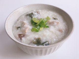 10、暖胃皮蛋瘦肉粥,盛出撒些葱末