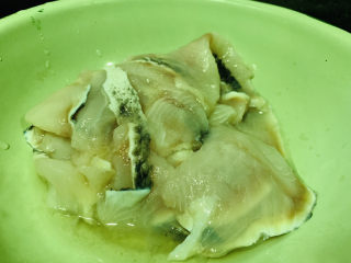 2、黑鱼豆腐汤,倒碗里，待用