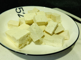 4、黑鱼豆腐汤,豆腐切小块