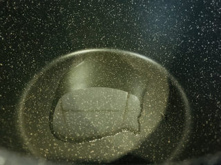 5、黑鱼豆腐汤,锅加食用油，热锅