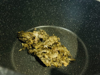 6、黑鱼豆腐汤,加入酸菜