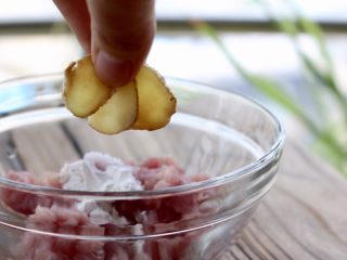 7、青椒炒肉,加入三片姜