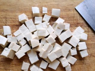 2、吃豆腐+豆腐滑鸡蛋,豆腐切丁。