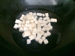 3、吃豆腐+豆腐滑鸡蛋,锅内放适量水，豆腐焯水去豆腥味。