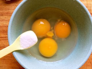 6、吃豆腐+豆腐滑鸡蛋,加1勺盐，2滴醋，少许胡椒粉。喜欢辣口味的还可以加点辣椒油(蛋液加2滴醋，炒出的鸡蛋会比较嫩）