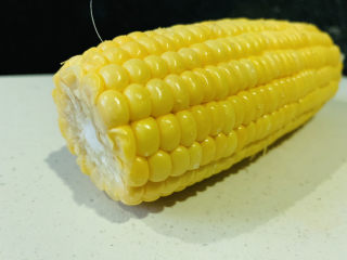 1、胡萝卜玉米排骨汤,玉米????剥壳洗净