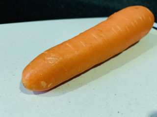 3、胡萝卜玉米排骨汤,胡萝卜洗净