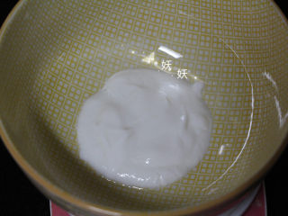 1、酸奶溶豆,酸奶加入碗中,我用的自制的无糖酸奶,酸奶制作很简单,买几包菌粉加入纯牛奶恒温发酵就成了,喜欢给孩子吃酸奶的建议不要常吃超市里的盒装酸奶,太甜了,全是添加剂。