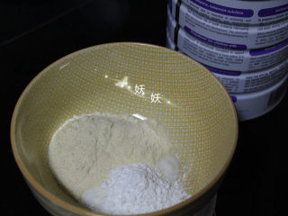 2、酸奶溶豆,奶粉和玉米淀粉加入酸奶里,奶粉我用的澳洲版的雅培小安素,你们可以用自己家宝宝吃的配方奶粉。