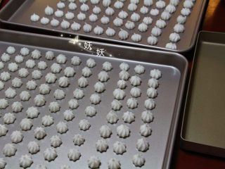 12、酸奶溶豆,快速的挤入烤盘里。