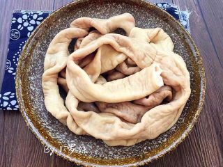 1、红烧肥肠,猪大肠可以购买别人清洗干净的，也可以购买新鲜的回来自己清洗。我这个是昨天就买回来清洗干净的，因为没有想过要开帖子，所以没有拍图片????清洗过程大概为：猪大肠翻到滑的那面，用盐反复搓揉清洗好几次，最后一次用醋清洗可以很好去腥，再翻过来有油的那面去掉多余的油脂，最后烧一锅开水，肥肠入锅煮5分钟左右关火，捞出来凉水冲洗干净沥干即可。