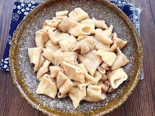 2、红烧肥肠,煮过的肥肠切成段块备用