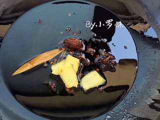 6、红烧肥肠,先下香叶，草果，花椒，八角，姜片爆香。