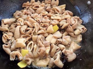 7、红烧肥肠,再下肥肠入锅翻炒