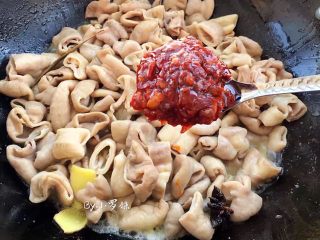 8、红烧肥肠,来一大勺豆瓣酱一起继续翻炒
