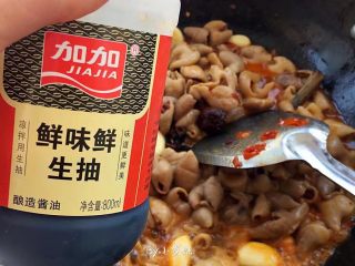 12、红烧肥肠,添加酱油两勺