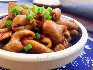 16、红烧肥肠,这红烧肥肠味道很棒！喜欢吃的百吃不厌哦！吃完肥肠剩下来的汤汁可以煮面条，米线也很美味。