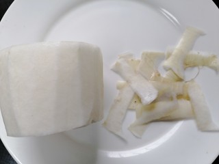 2、萝卜丝汤,将萝卜洗干净去皮