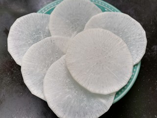 3、萝卜丝汤,将萝卜切成薄片