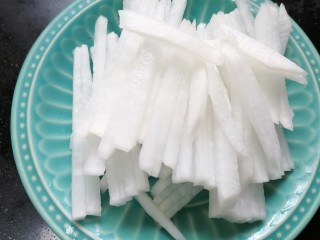 4、萝卜丝汤,萝卜改刀切成丝