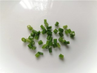 5、萝卜丝汤,葱切成葱花备用