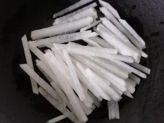 7、萝卜丝汤,放入萝卜丝翻炒