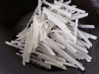8、萝卜丝汤,翻炒至萝卜丝变软