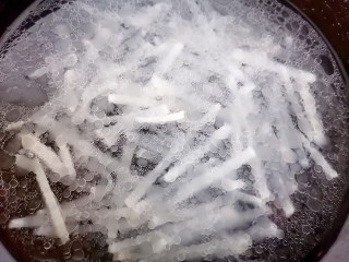 9、萝卜丝汤,加入适量水