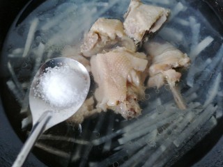 11、萝卜丝汤,加入一勺盐调味