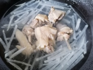 10、萝卜丝汤,水开放入鸡肉