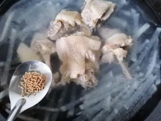 12、萝卜丝汤,加入少许鸡精提鲜