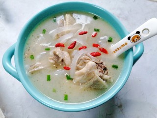 14、萝卜丝汤,装入容器放上枸杞和葱花点缀