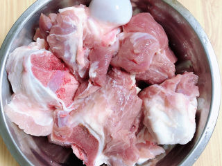 1、海带骨头汤,准好大骨棒，洗净待用。