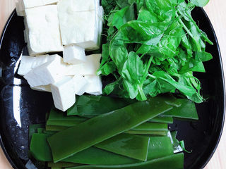 2、海带骨头汤,豆腐切块儿、海带多洗几遍，祛除盐水，豌豆尖掐根儿留苗儿待用。