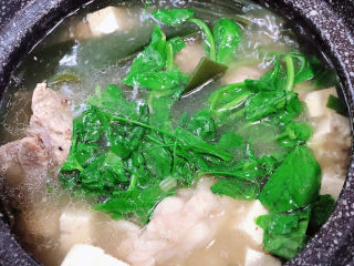 13、海带骨头汤,豌豆苗烫熟，即可出锅了。