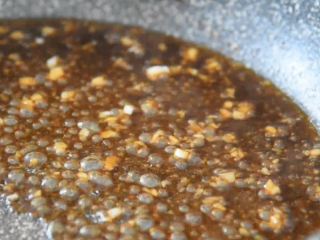 9、防抗癌明星蒜蓉西兰花，怎么样做才好吃？,加入适量清水炒至粘稠