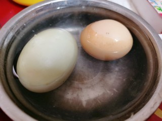 1、桂圆鸡蛋汤,鸡蛋放锅里煮8-10分钟，取出来放进冷水里泡一会