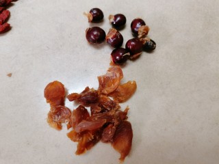 4、桂圆鸡蛋汤,先把壳剥掉，再把肉剥出来