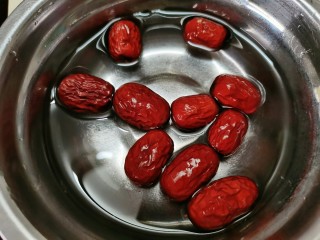 5、桂圆鸡蛋汤,红枣几个把它清洗干净