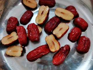 6、桂圆鸡蛋汤,用刀把它切成两半