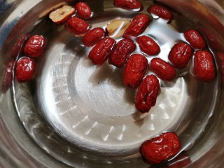 7、桂圆鸡蛋汤,把红枣冷水下锅开始煮