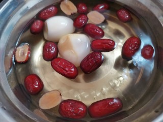 8、桂圆鸡蛋汤,水煮开后，把鸡蛋放入