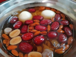 12、桂圆鸡蛋汤,最后转小火煮至水开，所有食材都浮起来了