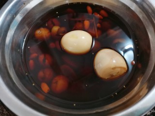 14、桂圆鸡蛋汤,再把它搅拌均匀，直至完全融化即可