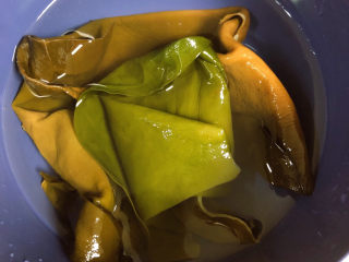 1、海带豆腐汤,准备好盐渍海带，用水冲洗几遍，用清水泡两小时。